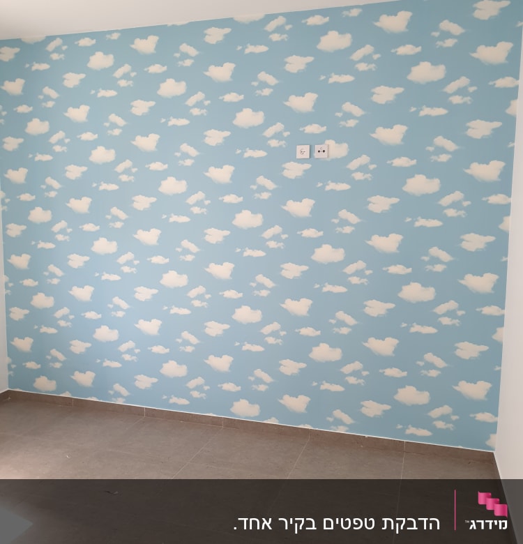 קיר עם טפט עננים על רקע כחול